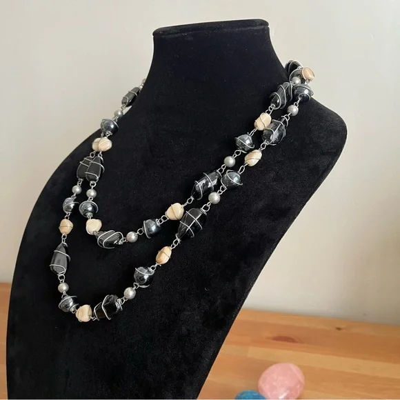 Vintage silver strand cage wired glass pearls, ceramic and acrylic necklace - Picture 3 of 8